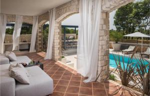 Amazing Home In Cabrunici With Jacuzzi