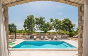 Amazing Home In Cabrunici With Jacuzzi 