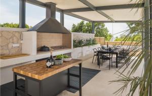 Amazing Home In Cabrunici With Jacuzzi 