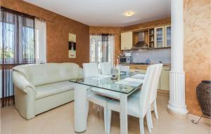 2 Bedroom Nice Apartment In Porec 
