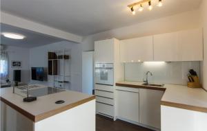 Cozy Home In Prkos With Jacuzzi