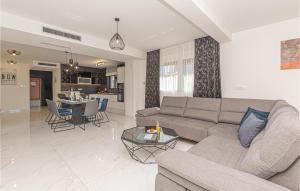 3 Bedroom Cozy Home In Sibenik - Zaboric 