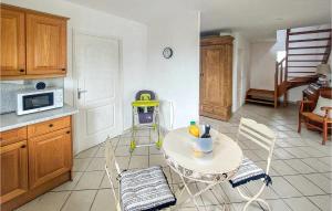 Maisons de vacances 3 Bedroom Nice Home In Desvres : photos des chambres