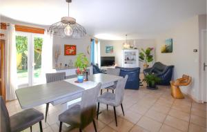 Maisons de vacances 3 Bedroom Beautiful Home In Montelimar : photos des chambres