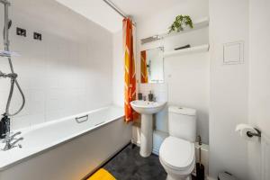 Canterbury 3 bedroom house with Parking and fast wifi