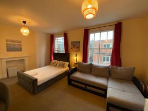 Family Room with Private Bathroom room in The Oval House