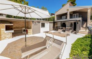 Nice Apartment In Petrcane With Wifi 