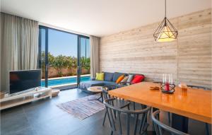 2 Bedroom Nice Home In Sutivan