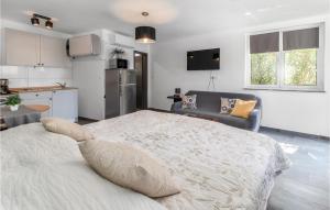 Stunning Apartment In Jadranovo