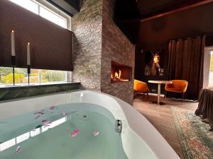 Wellness Tuin - Ultieme Partner Beleving - St Hubertus Suite met Indoor Jacuzzi, Openhaard, Privé Hottub en Privé Sauna in Jachthut stijl - Gratis Fles Prosecco & Leuke Partner connect box !