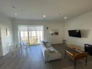 Stylish Shared Condo Minutes from Downtown Chicago, 1Bedroom and Shared access - Lyons