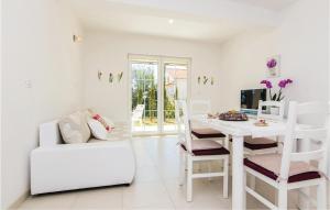 Two-Bedroom Apartment In Pakostane