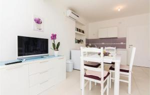 2 Bedroom Gorgeous Apartment In Pakostane 