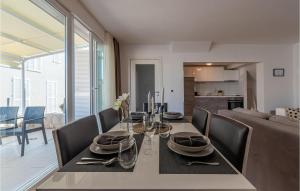 1 Bedroom Awesome Apartment In Petrcane 