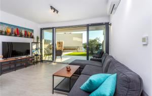 2 Bedroom Stunning Apartment In Omisalj