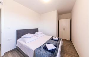 Stunning Apartment In Seget Donji