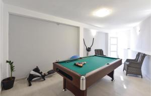 Ten-Bedroom Holiday Home In Duce