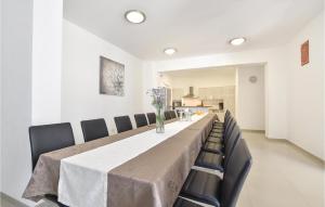 Ten-Bedroom Holiday Home In Duce