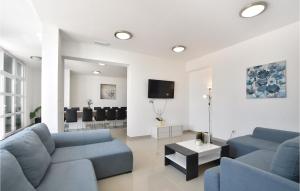 Ten-Bedroom Holiday Home In Duce