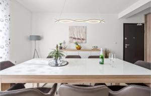 4 Bedroom Amazing Apartment In