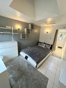 EnSuite Double Room With Own Entrance London - IG8 - Free on street parking - 齐格威尔