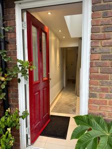 EnSuite Double Room With Own Entrance London - IG8 - Free on street parking