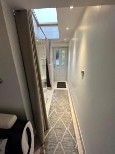 EnSuite Double Room With Own Entrance London - IG8 - Free on street parking