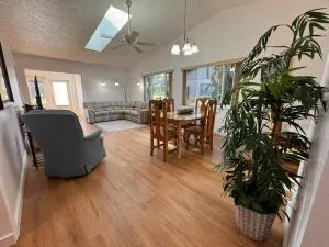 Stylish budget friendly retreat! - ليك بلاسيد