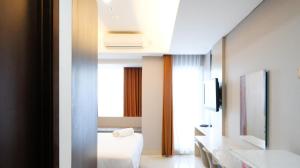 Luxurious Studio with Long Golf View at Grand Sungkono Lagoon Apartment By Travelio