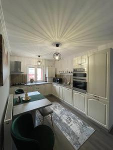 Luxury Apartment with FREE PARKING