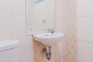 Comfy and Warm Studio Serpong Greenview Apartment By Travelio