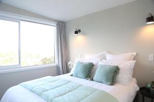 Skyline Vista - Entirely New House with Luxe Views, Espresso, Netflix & Free Parking