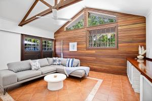 Driftwood Beach House at Rainbow Beach with Pool Aircon Wifi