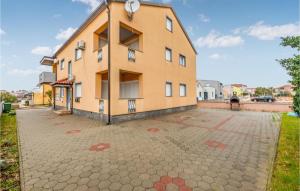 2 Bedroom Cozy Apartment In Privlaka