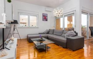 2 Bedroom Cozy Apartment In Privlaka