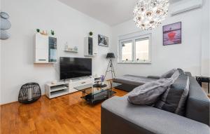 2 Bedroom Cozy Apartment In Privlaka