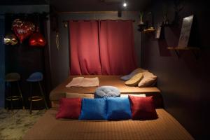 EL MEIR STAYCATION SMART CINEMA CABIN BESIDE ENCHANTED KiNGDOM