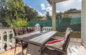 Lovely Apartment In Pavicini With Wifi