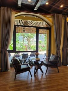 Phòng có giường cỡ King nhìn ra cảnh núi non (King Room with Mountain View)