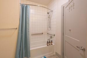 Riverwalk and Pool view Apt with King bed Infinity Pool Gym Free Parking