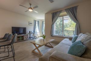 Riverwalk and Pool view Apt with King bed Infinity Pool Gym Free Parking