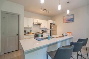 Riverwalk and Pool view Apt with King bed Infinity Pool Gym Free Parking