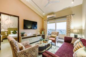 Alaya Stays 3 BHK Apartment with Pool - Veera Marina