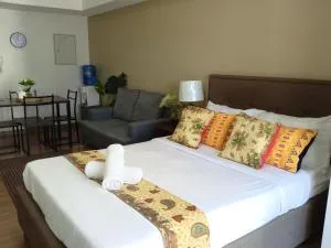 Cozy & Stylish Stay - Abreeza Mall - Pool - WiFi - T2-2312 - Santa Ana