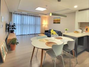 10 minutes from the airport, central Jeju Nohyeong-dong, 3 rooms, 4 doule beds, 2 bathrooms