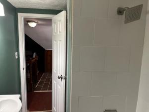 Unit-A Gorgeous private suite near metro train station and Washington DC