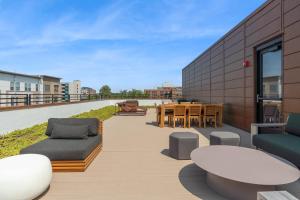 CozySuites Mass with parking lounge & roof deck #24