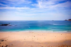 Castaways, Cottage With Sea Views, Lush Gardens & Patio By the Beach