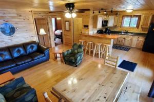 Lakeside 2 Bedroom Wolfs Den Cabin On Kab