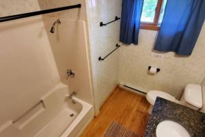 Lakeside 2 Bedroom Wolfs Den Cabin On Kab
